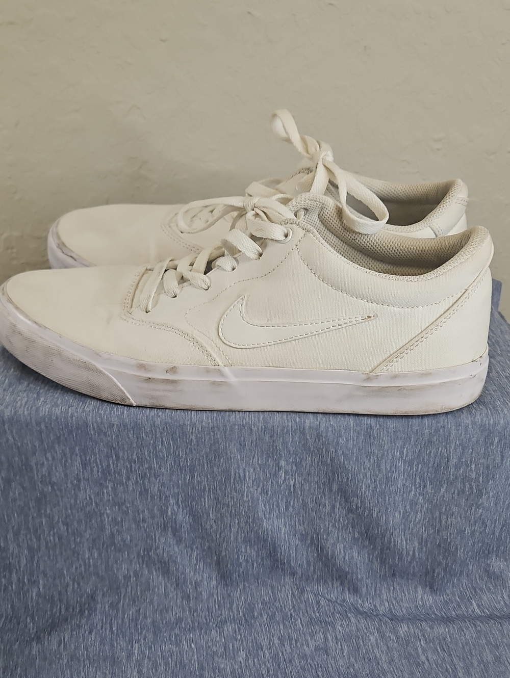 Nike SB Mens White Low-Top Sneakers, Size 10.5